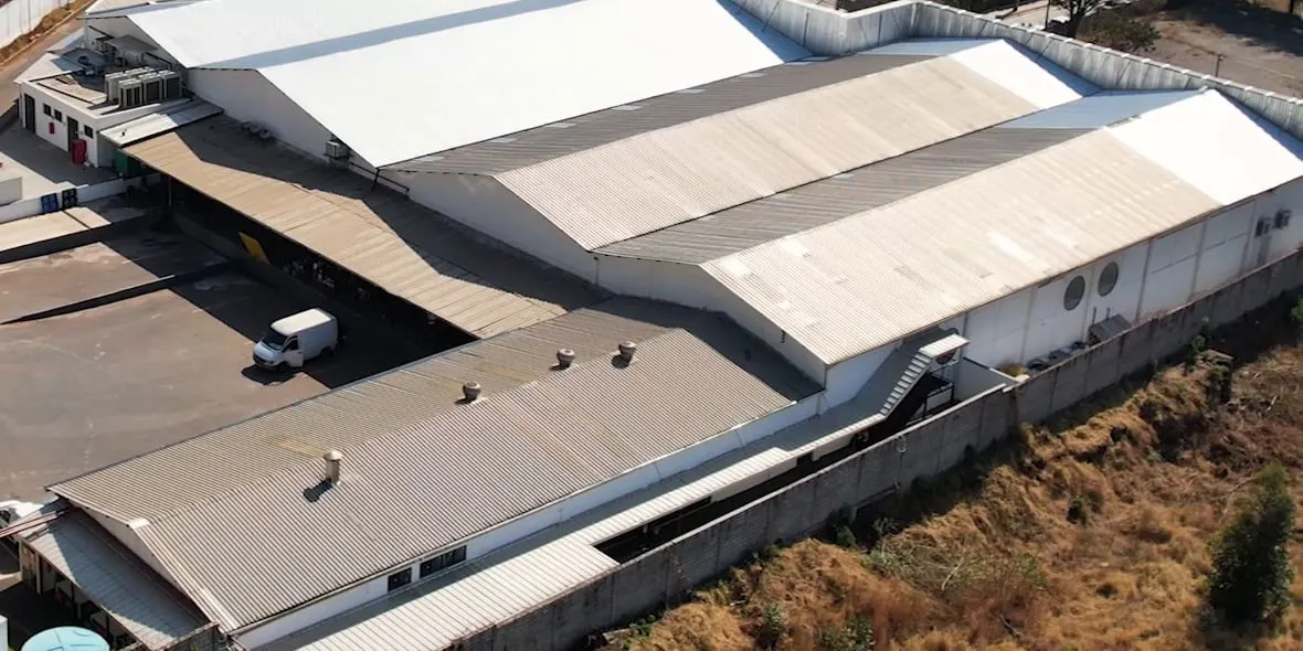 Telhados dos galpões e pátio dos fundos da sede, vistos do alto