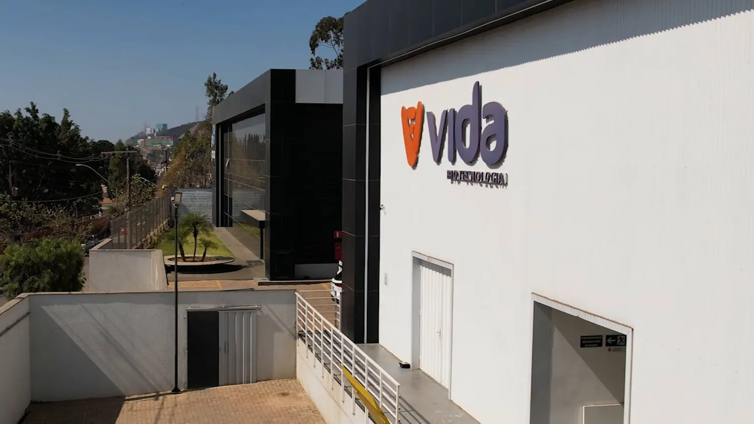 Lateral da sede da VIDA, com o letreiro na parede branca
